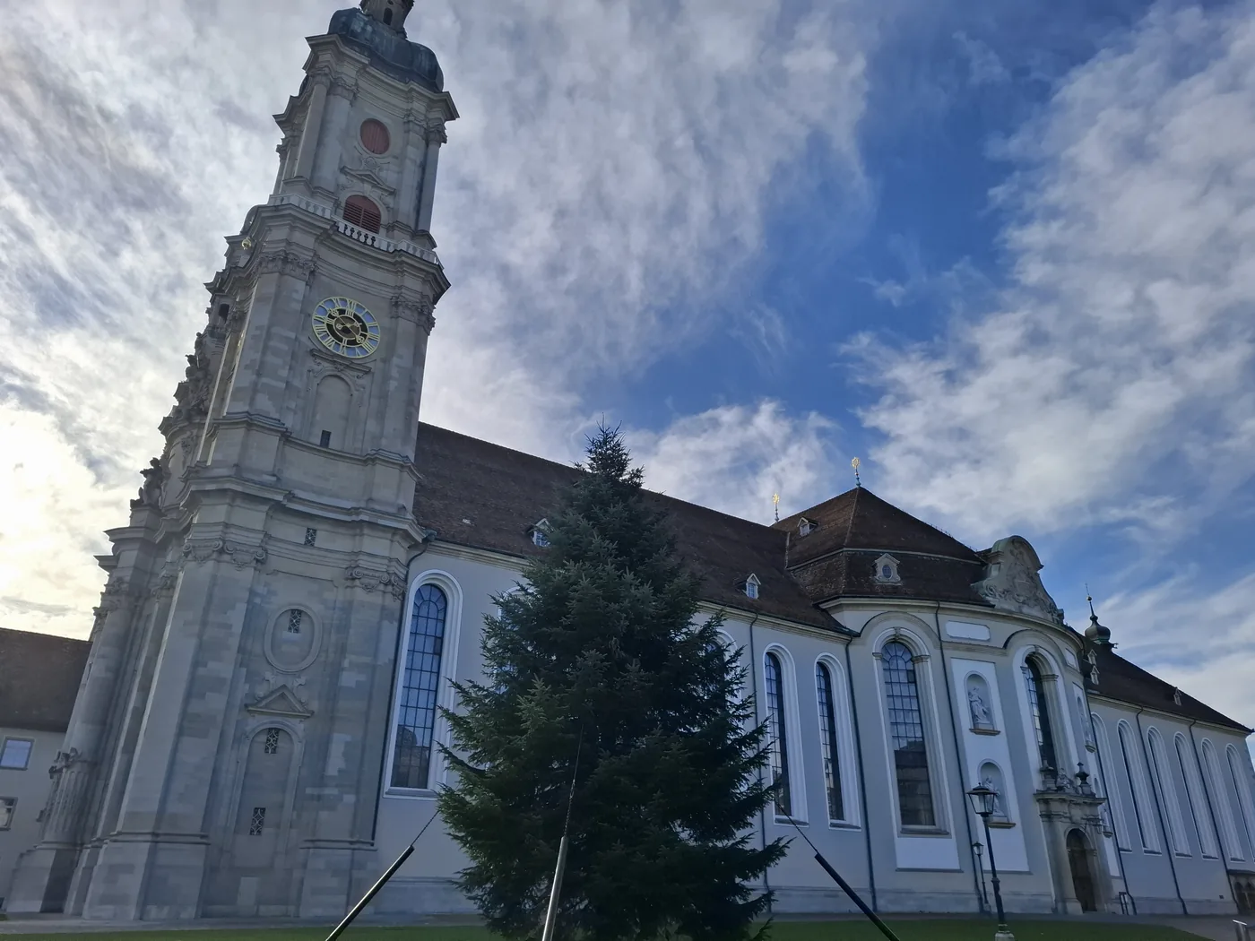 Die Abteikirche vom Klosterhof aus